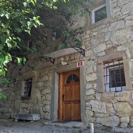 In Traditional Rustic Stone House 아파트 *