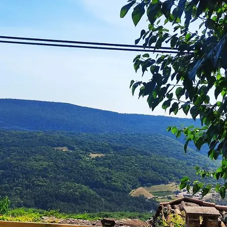 公寓 In Traditional Rustic Stone House